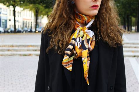 nouer son foulard hermes|Comment nouer et porter le foulard en soie style carré Hermès.